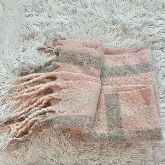 steve madden blanket scarf wrap light pink grey fringe super soft NWOT - Picture 2 of 6